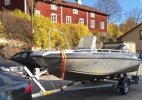 Buster L med 50 Hk Yahama stulen på trailer i Södertälje